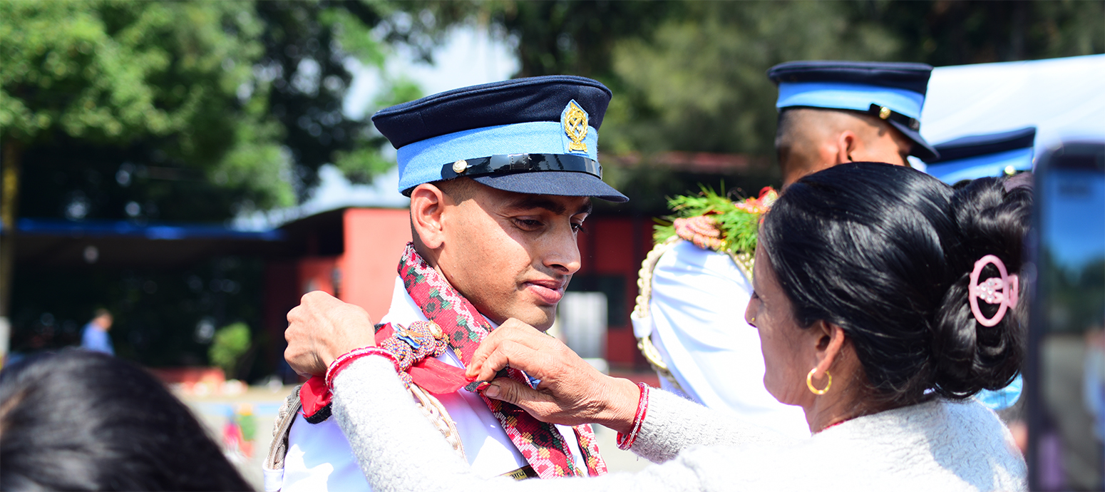 प्र.नि.आ.ता. १-१८४ औँ समूहको दीक्षान्त समारोहमा दीक्षित प्रशिक्षार्थीहरूको दर्ज्यानी चिन्ह सुशोभन । मितिः२०८३।०६।२६ गते ।