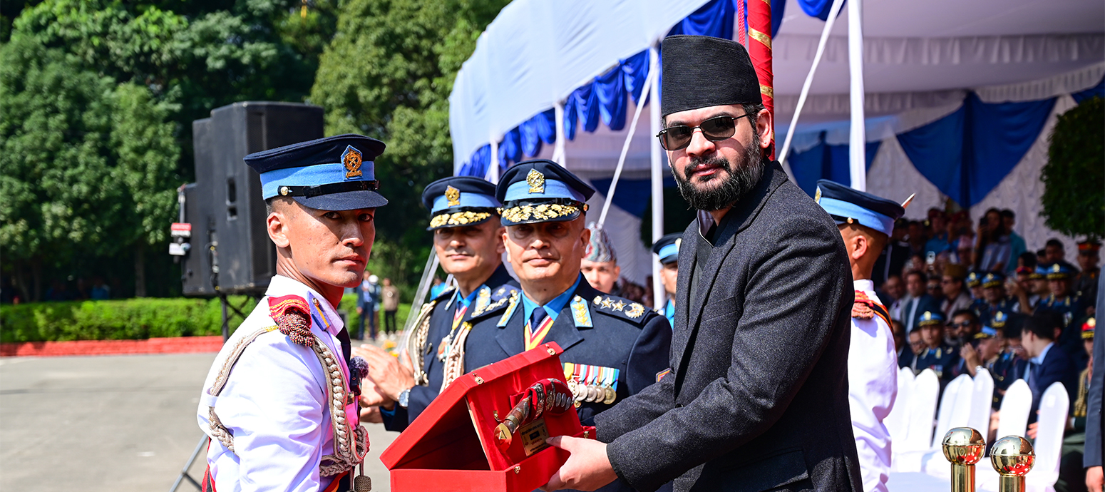 प्र.नि.आ.ता. १-१८४ औँ समूहको सर्वप्रथम हुन सफल प्रशिक्षार्थी प्रहरी निरीक्षक चोप बहादुर ढेंगा प्र.म.ज्यूबाट पुरस्कार ग्रहण गर्नुहुँदै । मितिः २०८३।०६।२६ गते ।